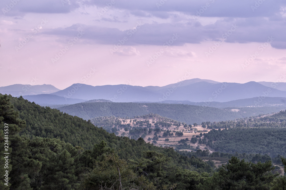 Sierra de Malagon / paisaje con montañas de la sierra de Malagón en la provincia de Avila. Castilla Leon. España.