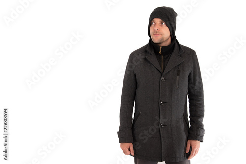 Portrait vom Mann mit Wintermütze und Mantel