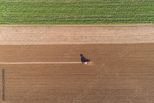 Traktor säht Wintergetreide im Herbst