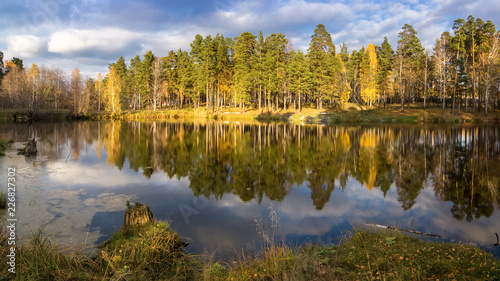 панорама утреннего осеннего пейзажа на озере с березовым лесом на берегу, Россия, Урал, сентябрь © 7ynp100