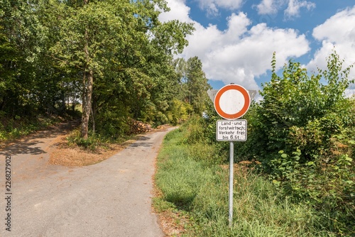 Straßenverkehrsschild Durchfahrt verboten in deutscher Sprache - Land und forstwirtschaftlicher Verkehr frei bis 6.5 Tonnen, Deutschland