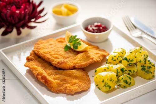 Obraz na płótnie original Wiener Schnitzel mit Petersilienkartoffel und Preiselbeeren