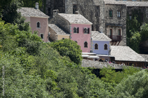 Bosnia Erzegovina, Europa: lo skyline del vecchio bazar Kujundziluk, il quartiere musulmano della città vecchia di Mostar con i suoi negozi di prodotti artigianali e gli edifici colorati photo