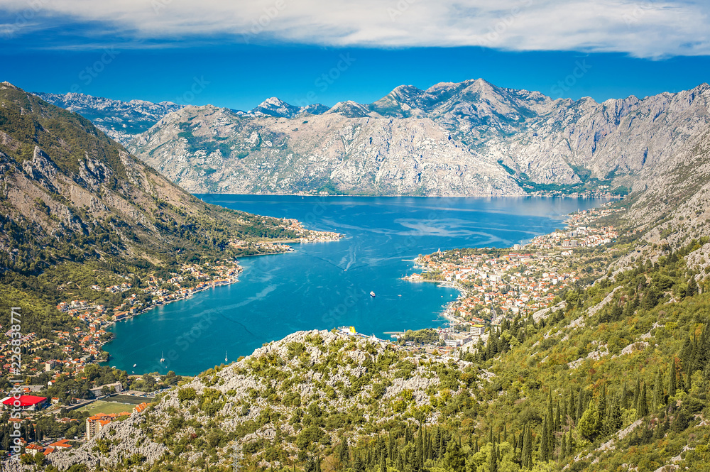 Obraz premium Sea coastline, view to the city surrounded by mountains