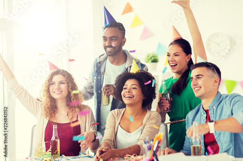Konstfotografi corporate, celebration and holidays concept - happy team with confetti and serpe