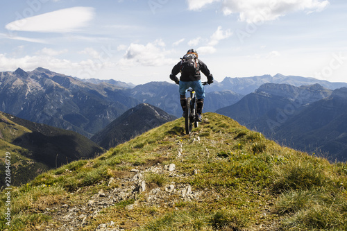 Ciclista en cumbre de Pirineos