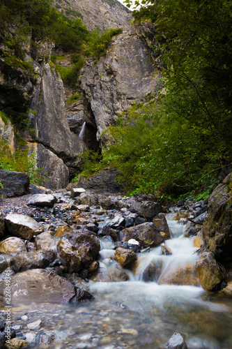 Bach und Wasserfall im Gebirge © Tobias
