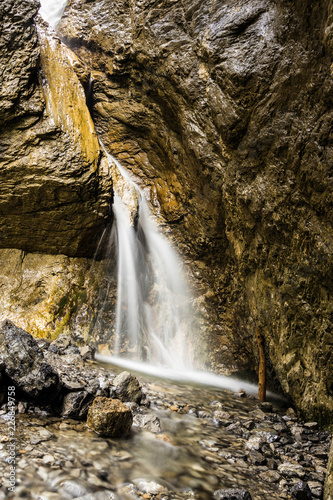 Langzeitbelichtung Wasserfall in den Felsen