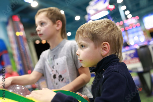 Slika na platnu Children playing arcade game