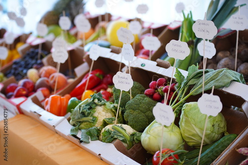 Fototapeta Naklejka Na Ścianę i Meble -  Marktstand mit verschiedenen Gemüse