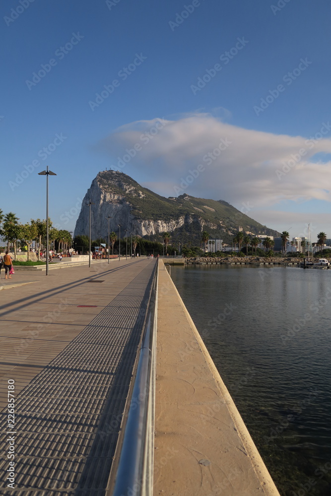 Rocher de Gibraltar vu d'Espagne au bord de la mer