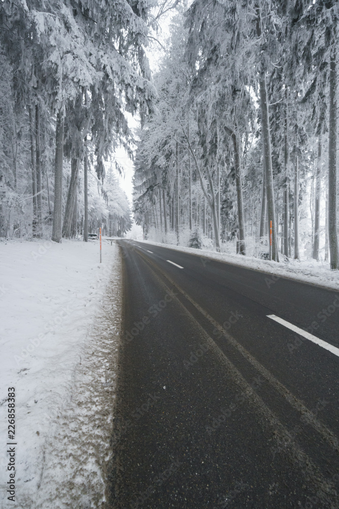 Schwierige Winter Strassen Verhältnis mit nassem Schnee auf der Fahrbahn Schwierige Winter Strassen Verhältnis mit nassem Schnee auf der Fahrbahn