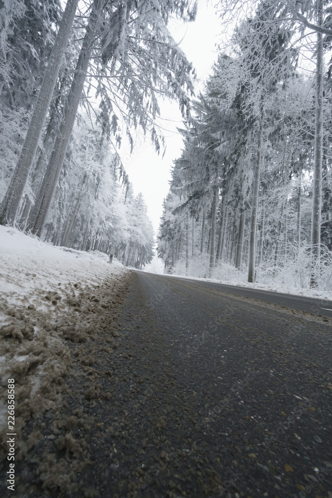 Obraz premium Schwierige Winter Strassen Verhältnis mit nassem Schnee auf der Fahrbahn