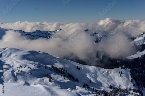 Nebel im verschneiten Tal © Tobias
