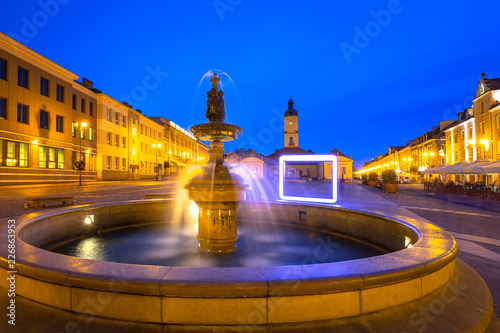 Obraz na plátně Fountain on the main square of Bialystok at night, Poland.