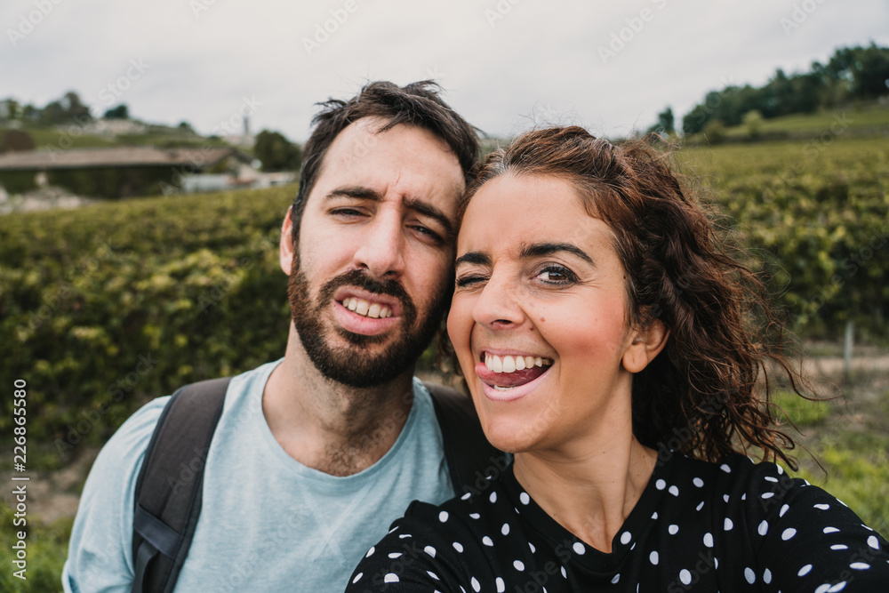 .Young couple in love, touring the vineyards of France at the time of grape harvest. Fun, natural and affectionate. Lifestyle.