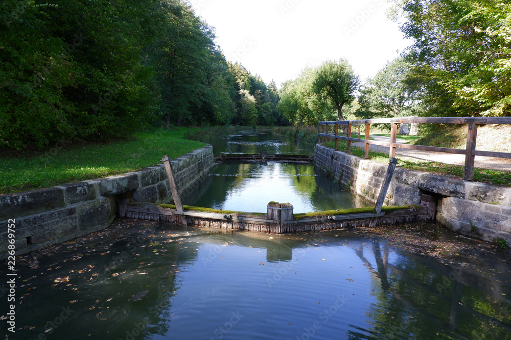 Wandern im Herbst am Ludwig-Donau-Main-Kanal Wandern im Herbst am Ludwig-Donau-Main-Kanal