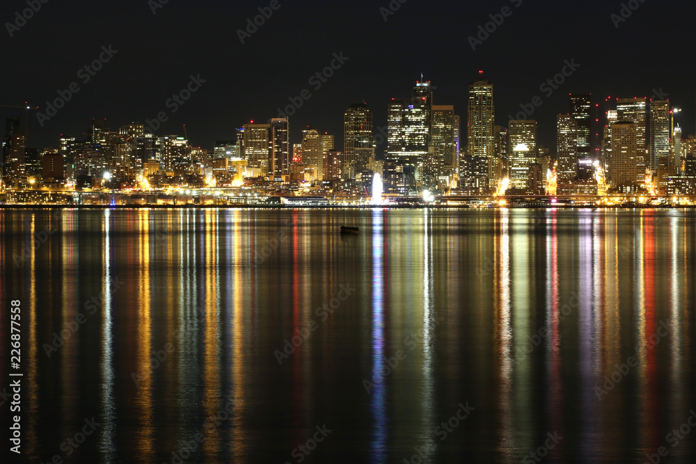 Fototapeta premium Seattle City scape at night reflected in water