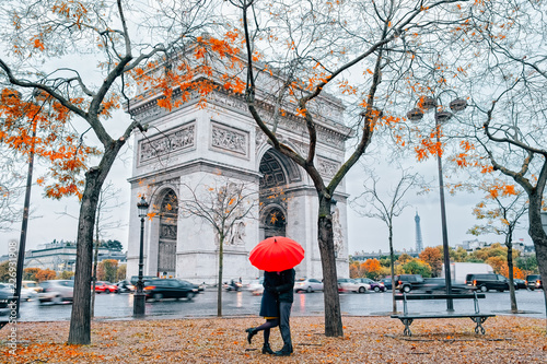 Couple in Paris under umbrella  © espiegle