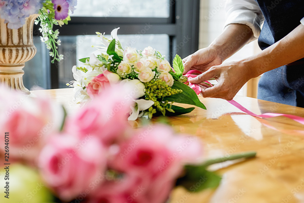 Woman hands making flower composition at florist workshop. Do it yourself concept - obrazy, fototapety, plakaty 