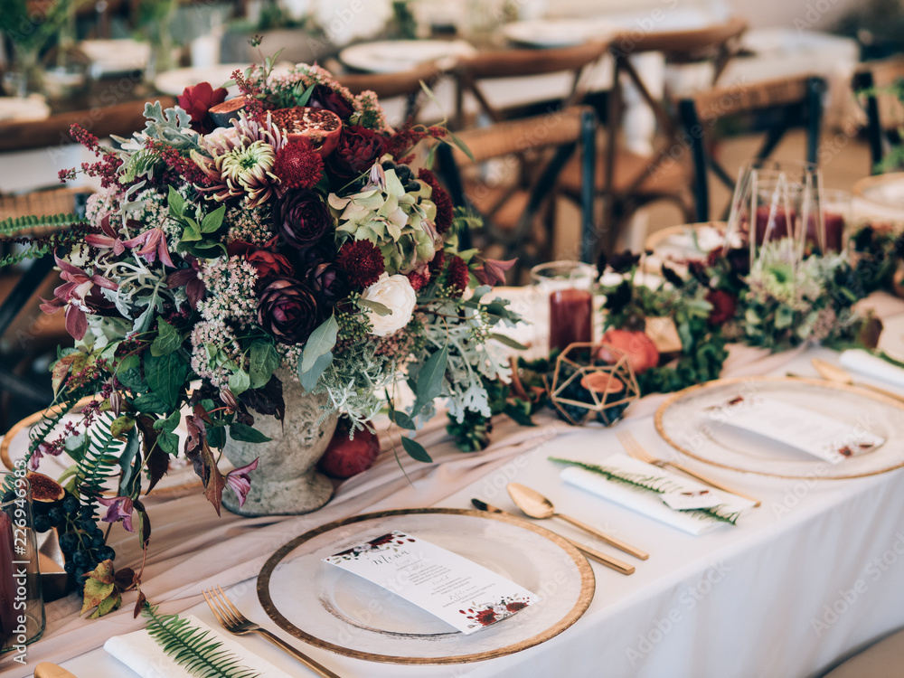 Perfect wedding decoration. Flower table decorations for wedding party. Wedding Setup. - obrazy, fototapety, plakaty 