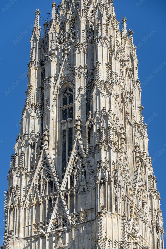 Detailansicht des Südturms oder Hauptturms des Wiener Stephansdom
