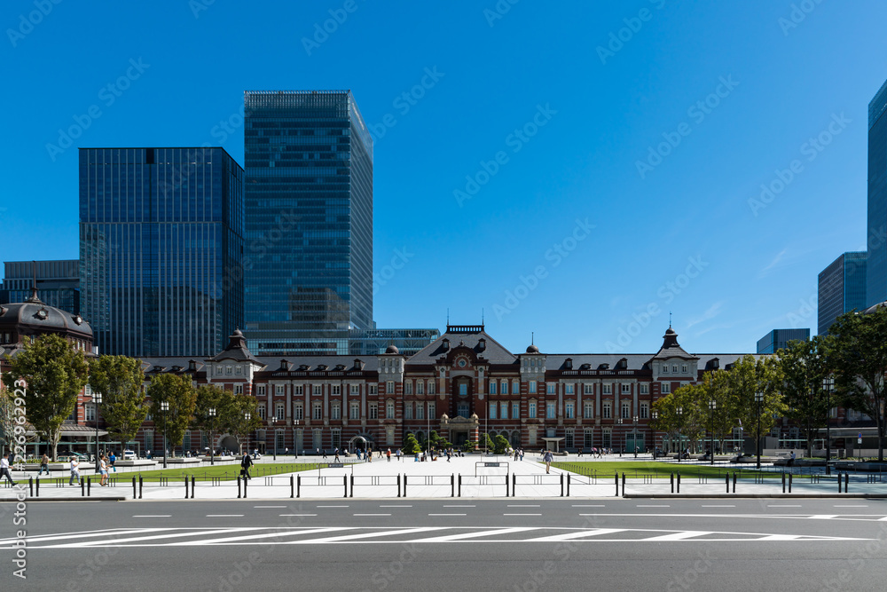 Obraz premium (東京都-都市風景)行幸通遊歩道から見る晩夏の東京駅風景１