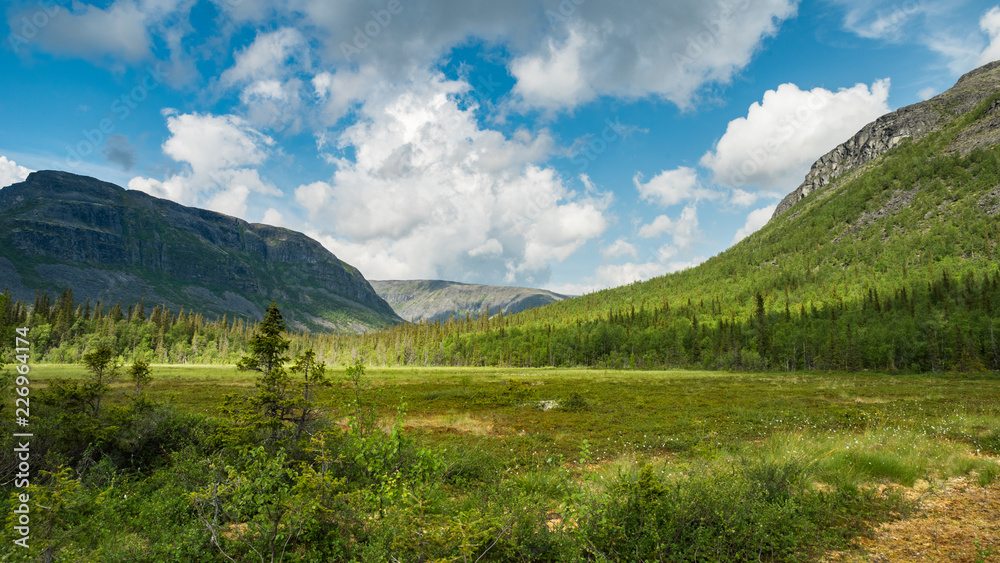 Naklejka premium Sunny morning in the polar mountains