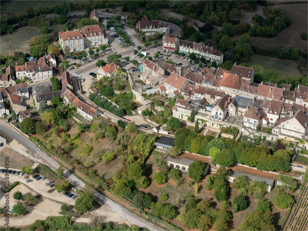 vue aérienne du village de Vézelay dans l'Yonne en France