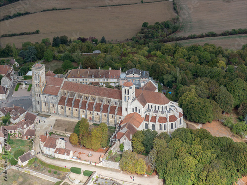 vue aérienne de la basilique de Vézelay dans l'Yonne en France photo