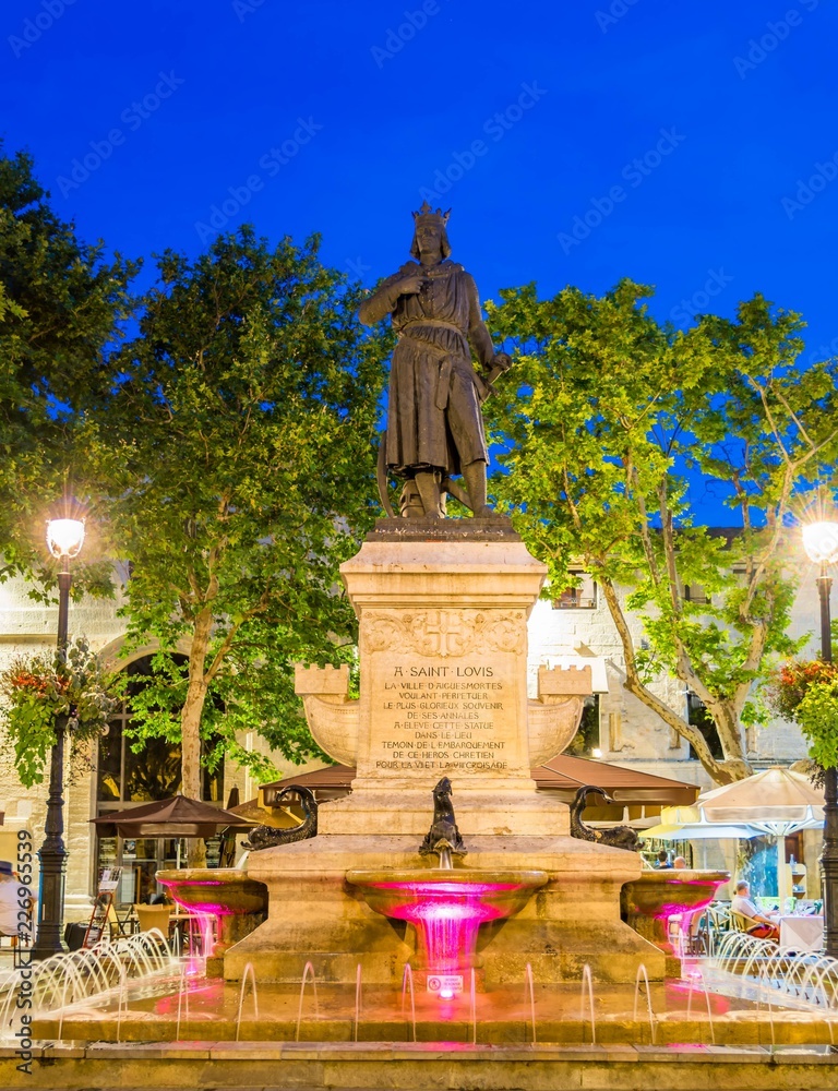 Obraz premium Aigues-Mortes la nuit, Grad, Occitanie, France.