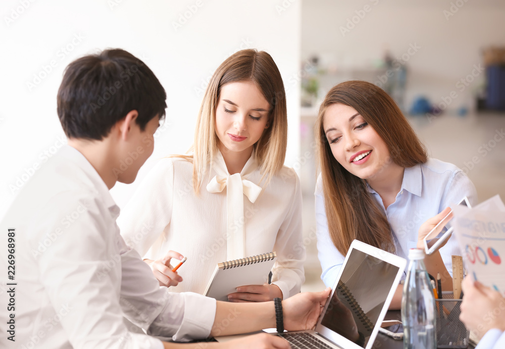 Obraz premium Meeting of business team working in office