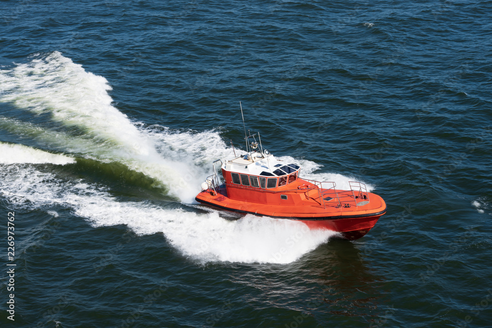 Lotsenboot in voller Fahrt Lotsenboot in voller Fahrt