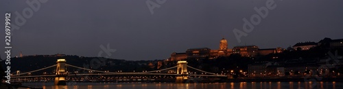 Panorámica del puente de las cadenas y Bastión de los pescadores iluminados al atardecer en Budapest.