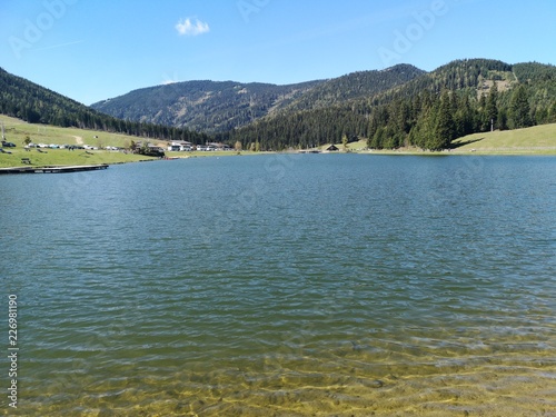 Teichalm in der Steiermark mit Bergen und See