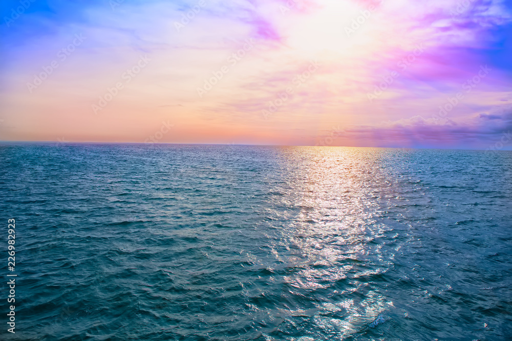 Obraz premium Sunset Over the Sea