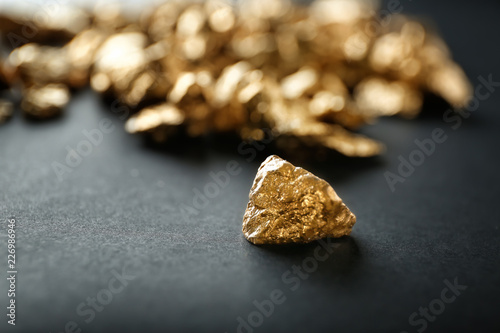 Bild auf Leinwand Gold nugget on black background
