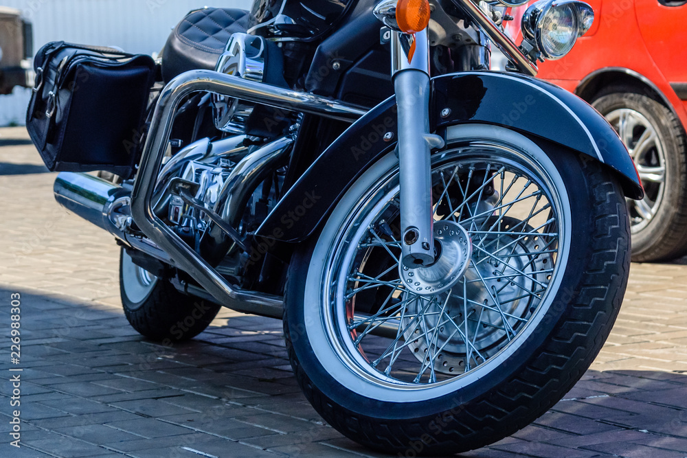 Obraz premium Closeup of the chopper motorbike parked on a city street