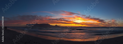 Strandpano am Abend mit Tafelberg