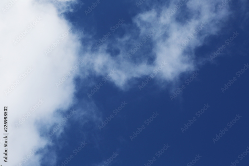 Obraz premium Blue sky background with white clouds