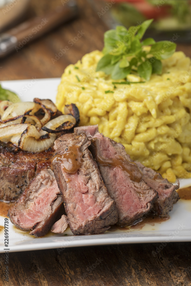 österreichischer Zwiebelrostbraten mit Spätzle österreichischer Zwiebelrostbraten mit Spätzle
