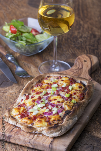 hausgemachter französischer Flammkuchen mit Wein