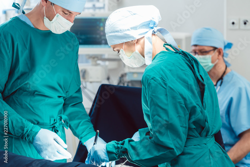 Obraz na plátně Team von Gynäkologen beim Kaiserschnitt in einer Operation