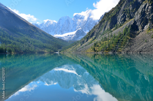 Большое Шавлинское озеро на фоне вершин гор Сказка, Сестра и Красавица летом, Горный Алтай