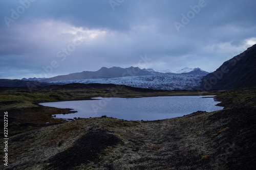 See vor einem Gletscher in der Wildnis in Island