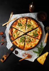 Fototapete Pizzeria Pizza Margherita mit Rucola und Basilikum  © Belokoni Dmitri