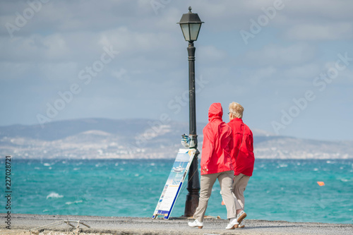 Dwie kobiety na brzegu w wietrzny dzień