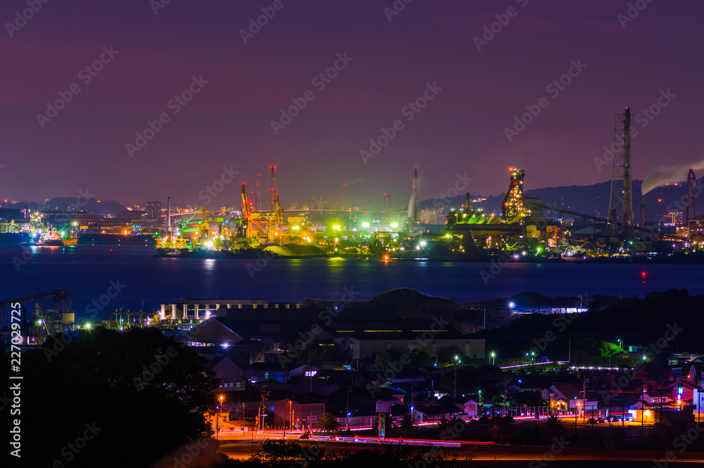 関門海峡。空に夕暮れ残る工場夜景