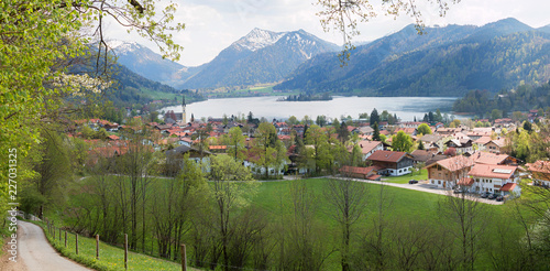 Höhenweg am Schliersee im Frühling, Blick auf den Kurort und die Alpen