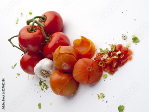 Una cabeza de ajo, cebollino y tomate cortado visto cenitalmente 6 photo